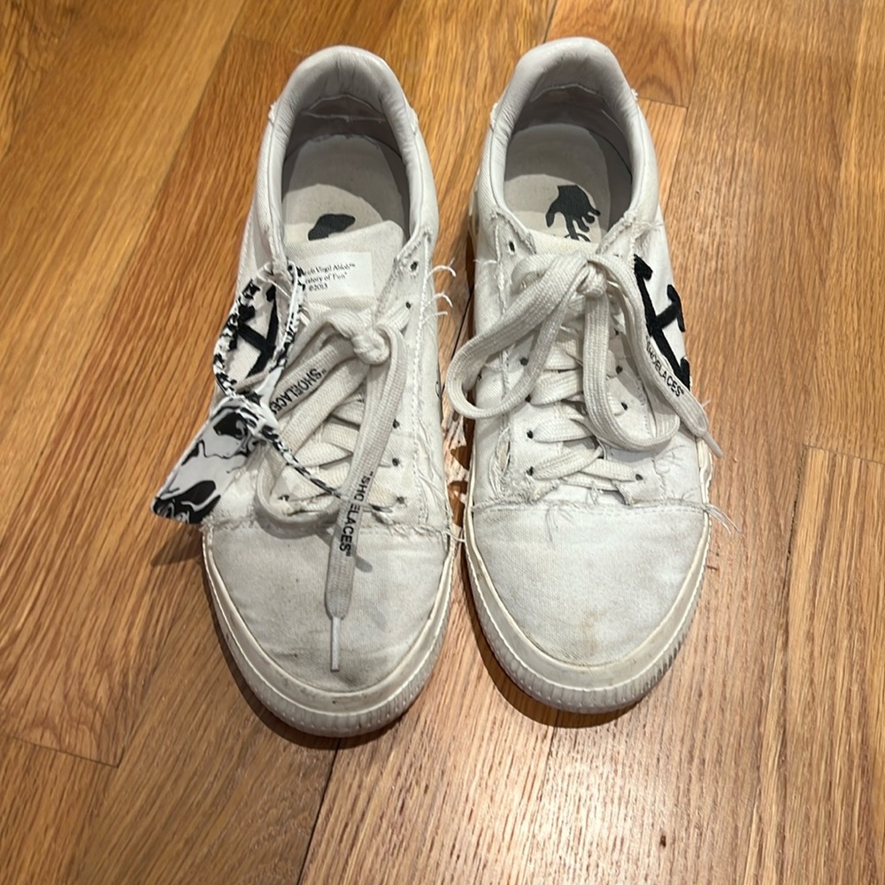 Off white mens/unisex sneakers size 42 with box and dust bags included